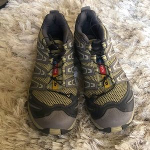 Pre-owned. Salomon hiking shoe.size 9